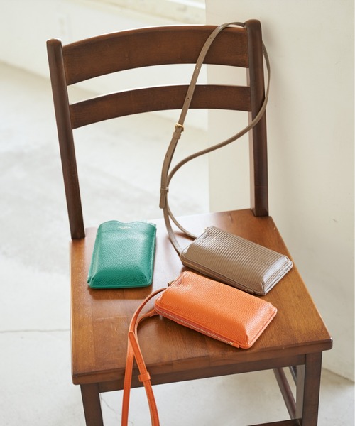 VIOLAd'ORO（ヴィオラドーロ）の「神山まりあさん着用アイテム/VIOLAd'ORO　レザースマホポシェット（ショルダーバッグ・レディース・オフホワイト/グリーン/パープル/オレンジ・FREE）」の11枚目の写真