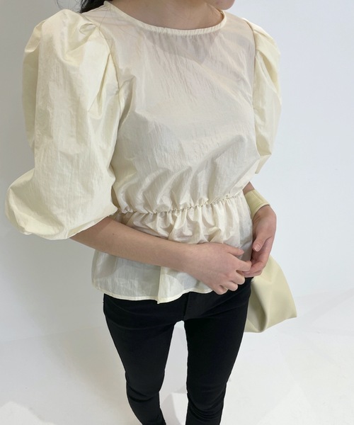 LUREM(ルアム)の「ボリュームスリーブぺプラムブラウス(シャツ/ブラウス・レディース・ブラウン/カーキ/アイボリー・FREE)」の4枚目の写真