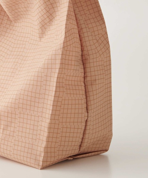 392 plusm(サンキューニプリュスエム)の「Square Bag BIG - check - 731715(エコバッグ/サブバッグ・レディース・ベージュ/オフホワイト/イエロー/グリーン・ONE SIZE)」の9枚目の写真
