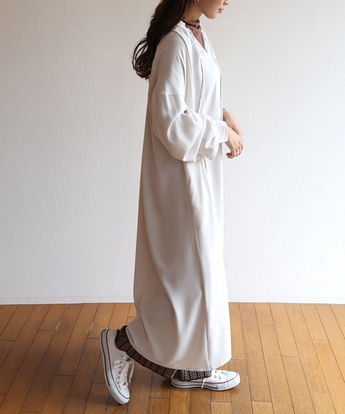 andme（アンドミー）の「とろみ素材2way長袖衿ギャザーロングワンピース（ワンピース・レディース・チャコールグレー/ブラック/ダークグリーン/オフホワイト/テラコッタ・M）」の8枚目の写真