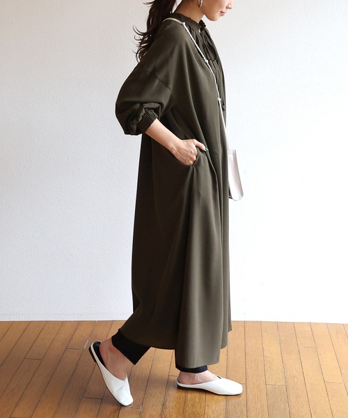 andme（アンドミー）の「とろみ素材2way長袖衿ギャザーロングワンピース（ワンピース・レディース・チャコールグレー/ブラック/ダークグリーン/オフホワイト/テラコッタ・M）」の10枚目の写真