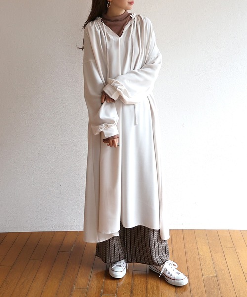 andme（アンドミー）の「とろみ素材2way長袖衿ギャザーロングワンピース（ワンピース・レディース・チャコールグレー/ブラック/ダークグリーン/オフホワイト/テラコッタ・M）」の7枚目の写真