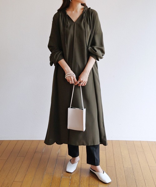 andme（アンドミー）の「とろみ素材2way長袖衿ギャザーロングワンピース（ワンピース・レディース・チャコールグレー/ブラック/ダークグリーン/オフホワイト/テラコッタ・M）」の9枚目の写真