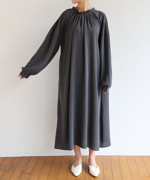 andme（アンドミー）の「とろみ素材2way長袖衿ギャザーロングワンピース（ワンピース・レディース・チャコールグレー/ブラック/ダークグリーン/オフホワイト/テラコッタ・M）」の12枚目の写真