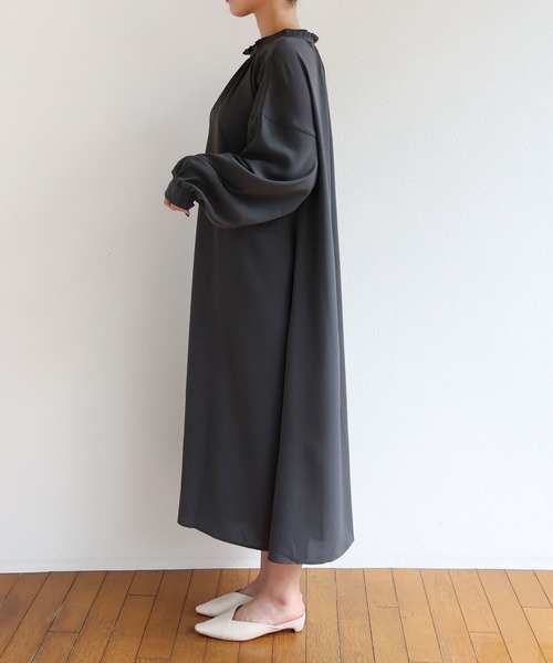 andme（アンドミー）の「とろみ素材2way長袖衿ギャザーロングワンピース（ワンピース・レディース・チャコールグレー/ブラック/ダークグリーン/オフホワイト/テラコッタ・M）」の13枚目の写真