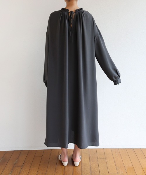 andme（アンドミー）の「とろみ素材2way長袖衿ギャザーロングワンピース（ワンピース・レディース・チャコールグレー/ブラック/ダークグリーン/オフホワイト/テラコッタ・M）」の14枚目の写真