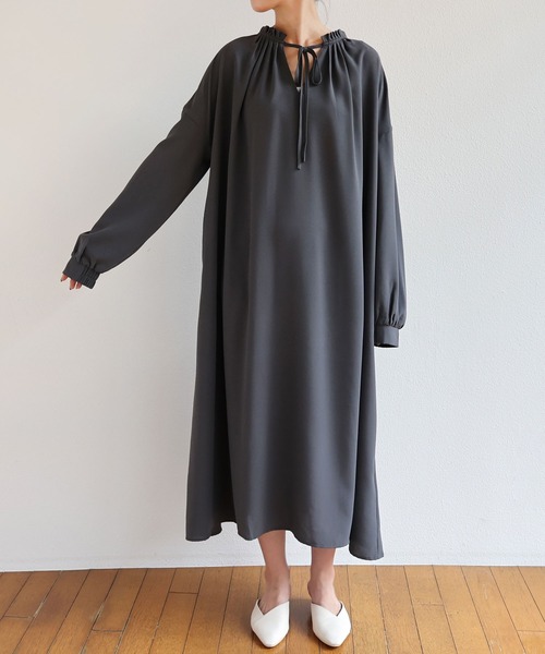 andme（アンドミー）の「とろみ素材2way長袖衿ギャザーロングワンピース（ワンピース・レディース・チャコールグレー/ブラック/ダークグリーン/オフホワイト/テラコッタ・M）」の15枚目の写真