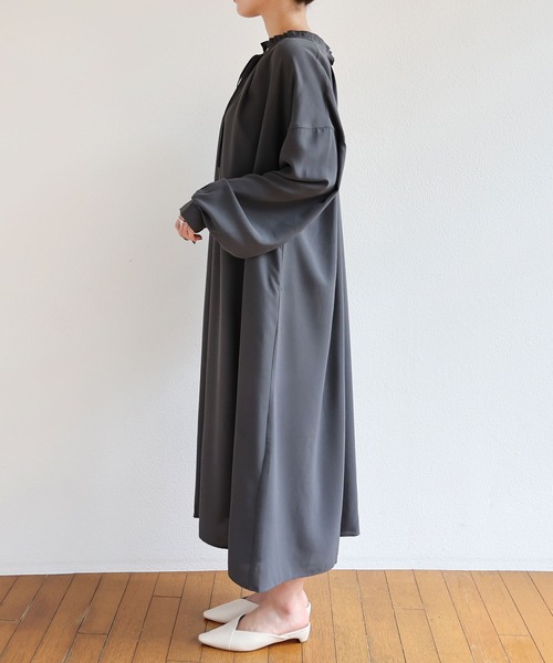 andme（アンドミー）の「とろみ素材2way長袖衿ギャザーロングワンピース（ワンピース・レディース・チャコールグレー/ブラック/ダークグリーン/オフホワイト/テラコッタ・M）」の16枚目の写真