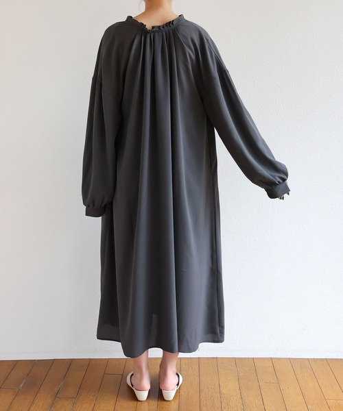 andme（アンドミー）の「とろみ素材2way長袖衿ギャザーロングワンピース（ワンピース・レディース・チャコールグレー/ブラック/ダークグリーン/オフホワイト/テラコッタ・M）」の17枚目の写真