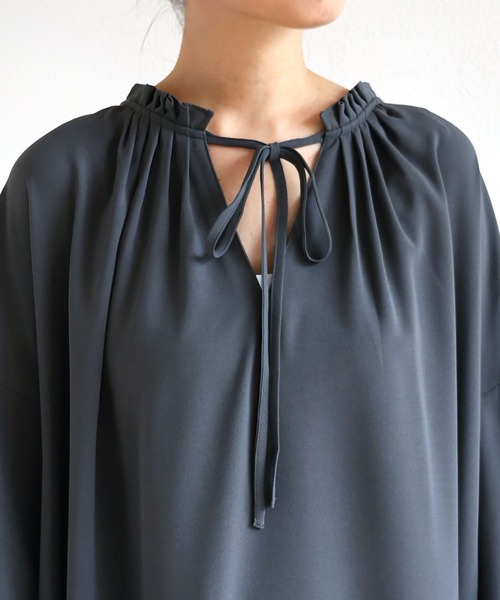 andme（アンドミー）の「とろみ素材2way長袖衿ギャザーロングワンピース（ワンピース・レディース・チャコールグレー/ブラック/ダークグリーン/オフホワイト/テラコッタ・M）」の18枚目の写真