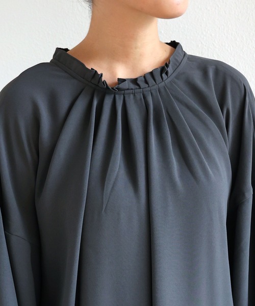 andme（アンドミー）の「とろみ素材2way長袖衿ギャザーロングワンピース（ワンピース・レディース・チャコールグレー/ブラック/ダークグリーン/オフホワイト/テラコッタ・M）」の19枚目の写真