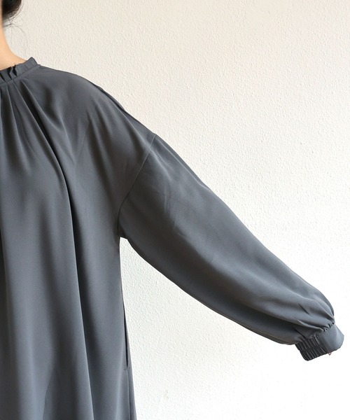 andme（アンドミー）の「とろみ素材2way長袖衿ギャザーロングワンピース（ワンピース・レディース・チャコールグレー/ブラック/ダークグリーン/オフホワイト/テラコッタ・M）」の21枚目の写真