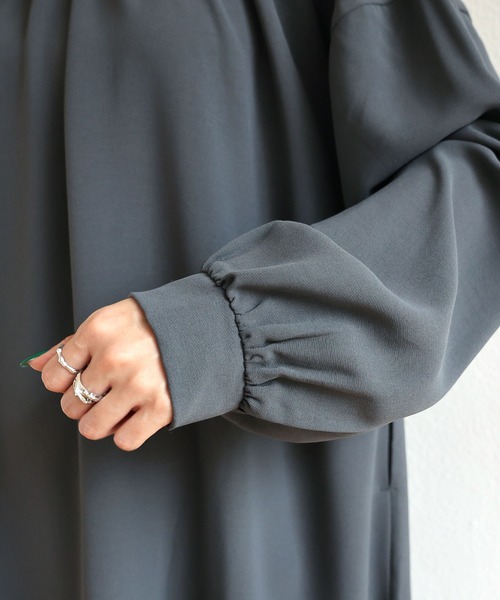 andme（アンドミー）の「とろみ素材2way長袖衿ギャザーロングワンピース（ワンピース・レディース・チャコールグレー/ブラック/ダークグリーン/オフホワイト/テラコッタ・M）」の22枚目の写真