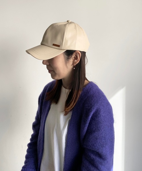 COMMON WARE(コモンウェアー)の「Aurelia フェイクレザーキャップ(キャップ・レディース・ブラック/ベージュ/ブラウン/アイボリー・FREE)」の3枚目の写真