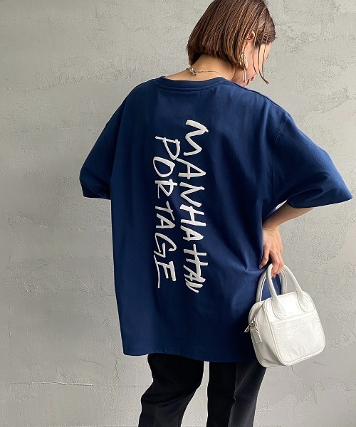 Manhattan Portage（マンハッタンポーテージ）の「[MANHATTAN PORTAGE/マンハッタンポーテージ] 別注 手書き風ロゴバックプリントTシャツ（Tシャツ/カットソー・レディース・ホワイト/ネイビー/グレー・S/M/L/XL）」の3枚目の写真