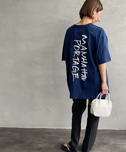 Manhattan Portage（マンハッタンポーテージ）の「[MANHATTAN PORTAGE/マンハッタンポーテージ] 別注 手書き風ロゴバックプリントTシャツ（Tシャツ/カットソー・レディース・ホワイト/ネイビー/グレー・S/M/L/XL）」の4枚目の写真