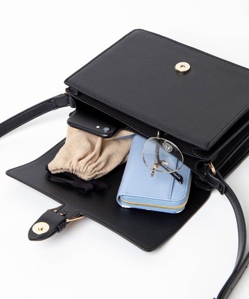 WEGO（ウィゴー）の「WEGO/ベルトフラップショルダー（ショルダーバッグ・レディース・オフホワイト/ブラック・FREE）」の4枚目の写真