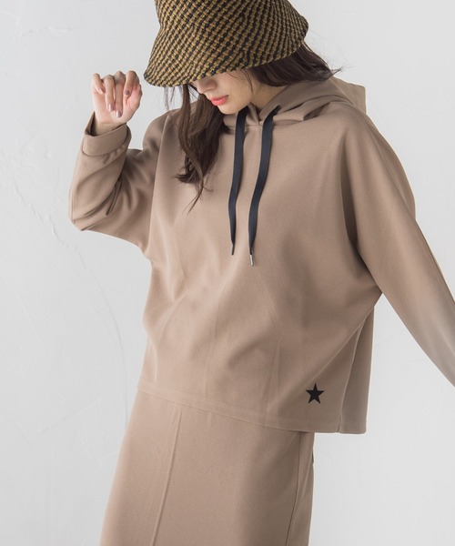 socolla（ソコラ）の「【socolla】星刺繍ジョーゼットドルマンフーディー≪洗濯機で洗える≫（パーカー・レディース・ベージュ/ブルー/オフホワイト・M）」の3枚目の写真