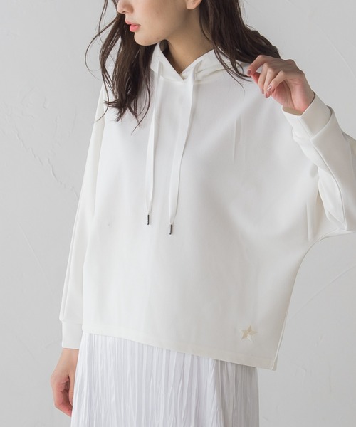 socolla（ソコラ）の「【socolla】星刺繍ジョーゼットドルマンフーディー≪洗濯機で洗える≫（パーカー・レディース・ベージュ/ブルー/オフホワイト・M）」の2枚目の写真