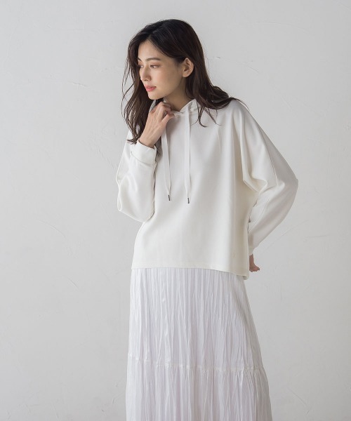 socolla（ソコラ）の「【socolla】星刺繍ジョーゼットドルマンフーディー≪洗濯機で洗える≫（パーカー・レディース・ベージュ/ブルー/オフホワイト・M）」の6枚目の写真