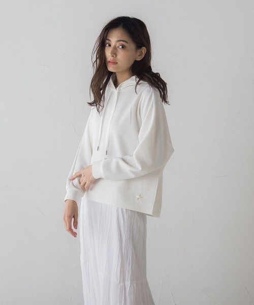 socolla（ソコラ）の「【socolla】星刺繍ジョーゼットドルマンフーディー≪洗濯機で洗える≫（パーカー・レディース・ベージュ/ブルー/オフホワイト・M）」の5枚目の写真