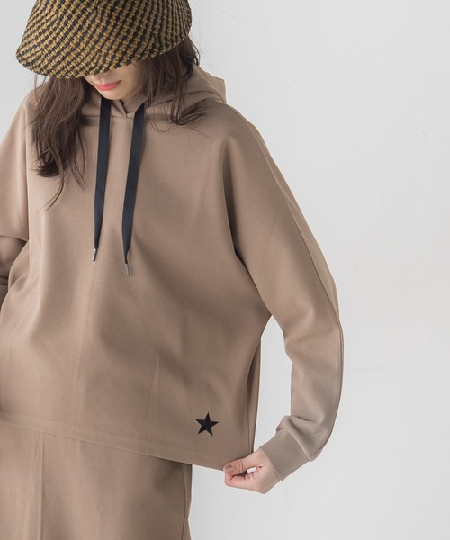 socolla（ソコラ）の「【socolla】星刺繍ジョーゼットドルマンフーディー≪洗濯機で洗える≫（パーカー・レディース・ベージュ/ブルー/オフホワイト・M）」の12枚目の写真