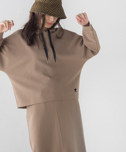 socolla（ソコラ）の「【socolla】星刺繍ジョーゼットドルマンフーディー≪洗濯機で洗える≫（パーカー・レディース・ベージュ/ブルー/オフホワイト・M）」の13枚目の写真