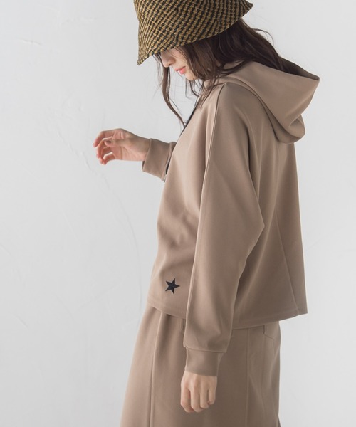 socolla（ソコラ）の「【socolla】星刺繍ジョーゼットドルマンフーディー≪洗濯機で洗える≫（パーカー・レディース・ベージュ/ブルー/オフホワイト・M）」の14枚目の写真