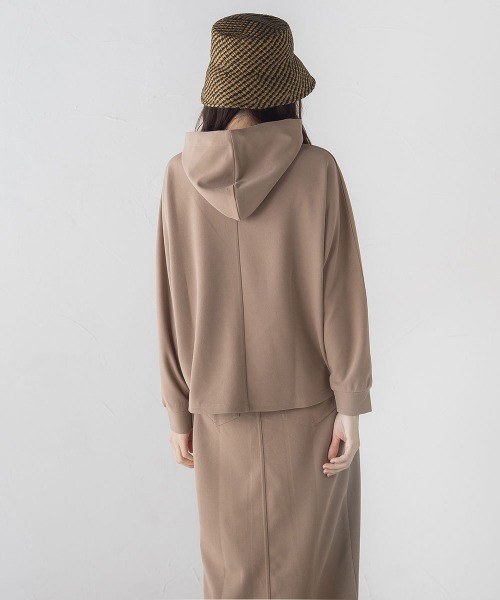 socolla（ソコラ）の「【socolla】星刺繍ジョーゼットドルマンフーディー≪洗濯機で洗える≫（パーカー・レディース・ベージュ/ブルー/オフホワイト・M）」の18枚目の写真