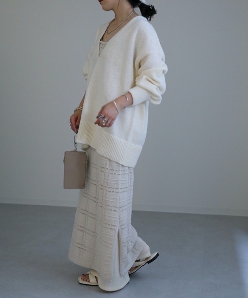 ap retro(アプレトロ)の「AW 深Vネックプルオーバーニット(ニット/セーター・レディース・グレイッシュベージュ/ブラック/オフホワイト/杢グレー/ブラウン・FREE)」の11枚目の写真