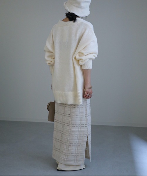 ap retro(アプレトロ)の「AW 深Vネックプルオーバーニット(ニット/セーター・レディース・グレイッシュベージュ/ブラック/オフホワイト/杢グレー/ブラウン・FREE)」の12枚目の写真