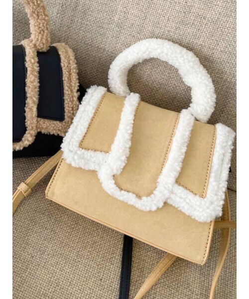 EMODA（エモダ）の「フェイクムートンフラップバッグ（ハンドバッグ・レディース・ブラック/ベージュ・FREE）」の2枚目の写真