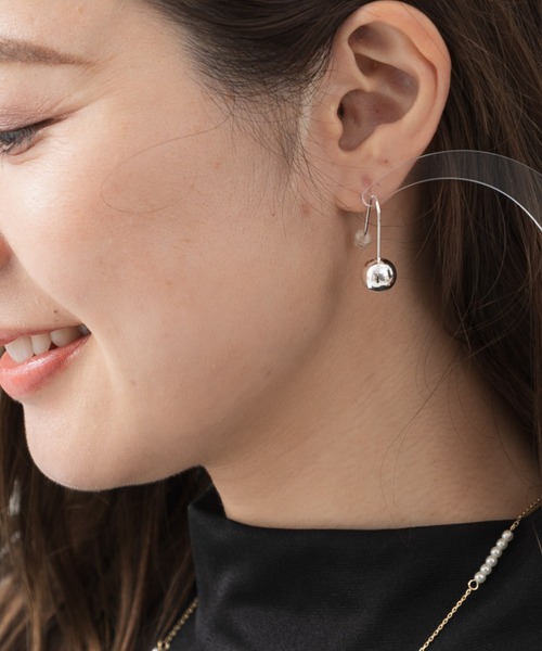 KATHARINE ROSS（キャサリンロス）の「【KATHARINE ROSS】メタルボールピアス（ピアス（両耳用）・レディース・シルバー・MEDIUM）」の2枚目の写真