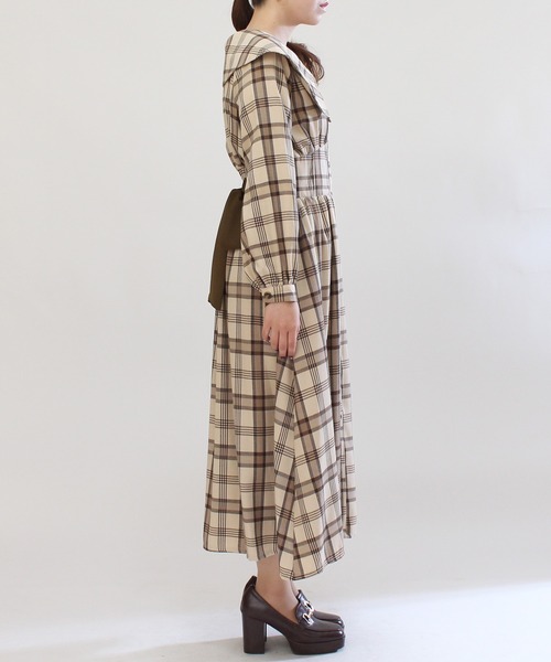 ASTORIA ODIER（アストリアオディール）の「ショールカラーバックリボンチェックワンピース（ワンピース・レディース・ベージュ/ネイビー/ワイン・MEDIUM）」の5枚目の写真