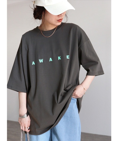 reca（レカ）の「選べる2サイズ展開！オーバーサイズロゴTシャツ（Tシャツ/カットソー・レディース・ブラック系その他2/グレー系その他2/ホワイト系その他3/グレイッシュベージュ/ブラック/ホワイト系その他2/ホワイト/ブルー系その他/チャコール/グレー系その他/ブルー・FREE）」の6枚目の写真