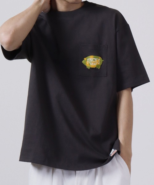FUNALIVE(ファンアライブ)の「FINCK'S ポケット付き サガラ刺繍 オーバーサイズ半袖Tシャツ(Tシャツ/カットソー・メンズ・チャコールグレー/オフホワイト/サンドベージュ・L/XL/M)」の3枚目の写真