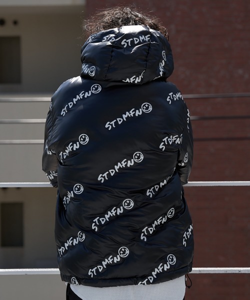 STUD MUFFIN（スタッドマフィン）の「STUD MUFFIN/スタッドマフィン/バイアスロゴ ナイロンボンディングパフィージャケット（その他アウター・メンズ・ブラック・2/3/4）」の4枚目の写真