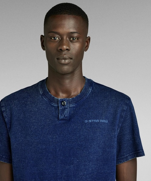 G-STAR（ジースター）の「INDIGO HENLEY T-SHIRT/インディゴヘンリーT（Tシャツ/カットソー・メンズ・ダークインディゴブルー・SMALL/MEDIUM/LARGE/X-SMALL/X-LARGE）」の4枚目の写真