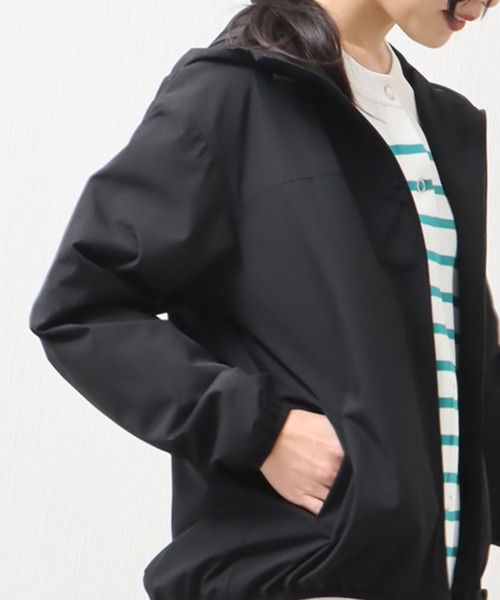 libelle more(リベル モア)の「《防風・撥水加工》軽量、単色・配色展開 マウンテンパーカー(マウンテンパーカー・レディース・グレイッシュベージュ/アイボリー/ブラック系その他/ベージュ系その他/ブラック/オリーブ・L/M)」の11枚目の写真