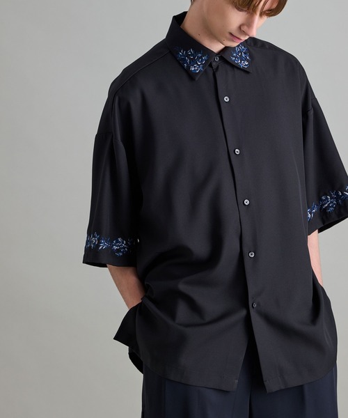 JUNRED(ジュンレッド)の「ヨークフラワーエンブロイダリーS/Sシャツ(シャツ/ブラウス・メンズ・ホワイト/ブラック・L/M/S)」の2枚目の写真