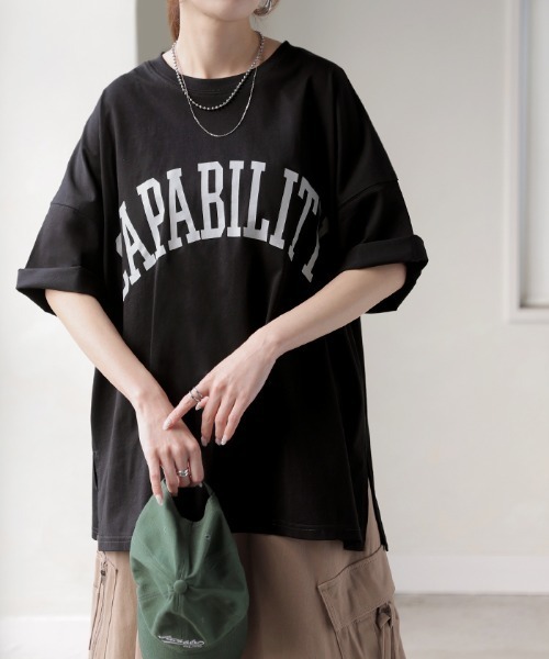 HUG.U(ハグユー)の「【選べる!半袖冷感 / 長袖】ロゴT「オーバーサイズ」(Tシャツ/カットソー・レディース・ベージュ/ネイビー/グレー系その他2/ホワイト/ライトグレー/レッド/ピンク/ライトカーキ/ホワイト系その他/ブラック/グレー系その他/ライトベージュ/ブラック系その他2/ベージュ系その他2/ホワイト系その他2/グレー系その他3/グリーン系その他2・FREE)」の5枚目の写真