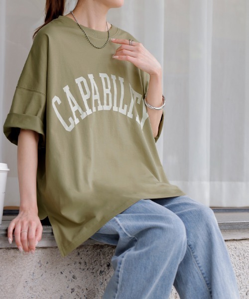 HUG.U(ハグユー)の「【選べる!半袖冷感 / 長袖】ロゴT「オーバーサイズ」(Tシャツ/カットソー・レディース・ベージュ/ネイビー/グレー系その他2/ホワイト/ライトグレー/レッド/ピンク/ライトカーキ/ホワイト系その他/ブラック/グレー系その他/ライトベージュ/ブラック系その他2/ベージュ系その他2/ホワイト系その他2/グレー系その他3/グリーン系その他2・FREE)」の14枚目の写真