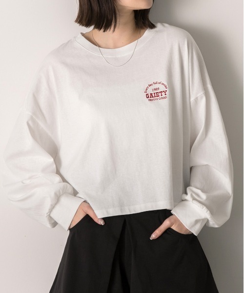 ad thie(アドティエ)の「ロゴ刺繍 ショート丈ロングTシャツ(Tシャツ/カットソー・レディース・ピンク/チャコール/ブラック/オフホワイト・FREE)」の2枚目の写真