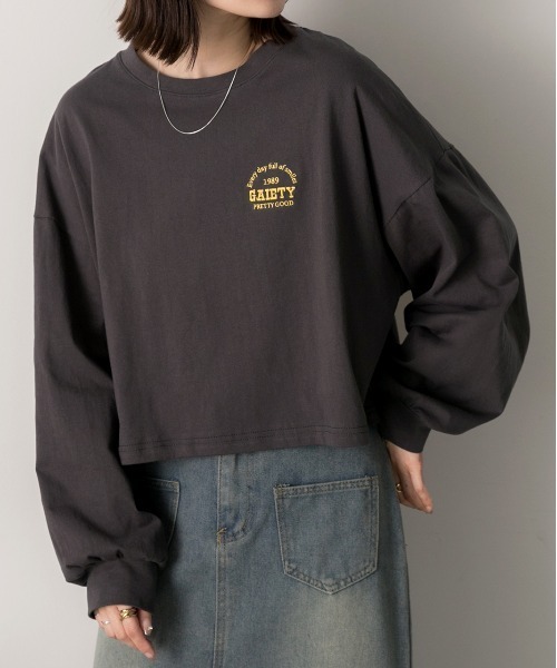 ad thie(アドティエ)の「ロゴ刺繍 ショート丈ロングTシャツ(Tシャツ/カットソー・レディース・ピンク/チャコール/ブラック/オフホワイト・FREE)」の4枚目の写真