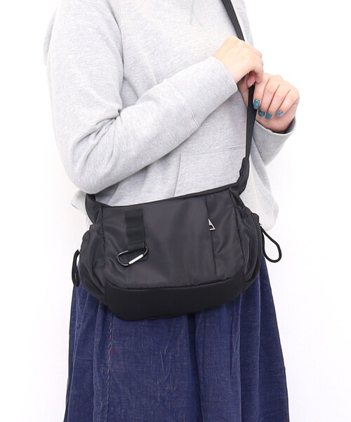 COOCO(クーコ)の「claire カラビナ付ミニショルダーバッグ(ショルダーバッグ・レディース・オリーブ/ブラック/ベージュ・FREE)」の1枚目の写真