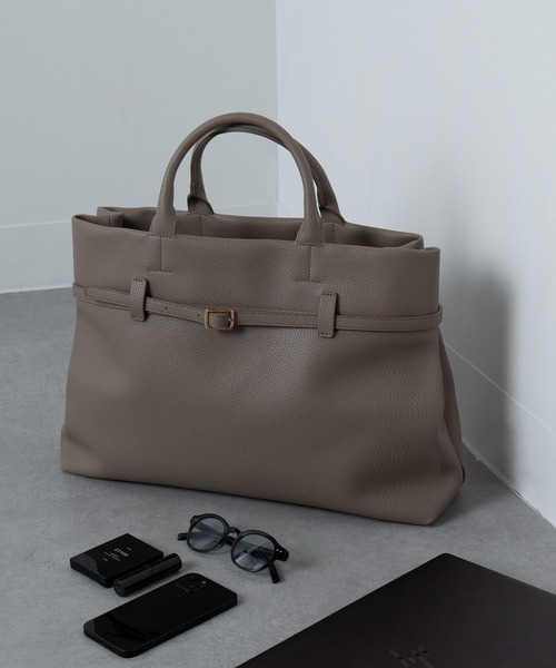 MAISON BREEZE(メゾンブリーズ)の「【MAISON BREEZE】シボレザー ベルト付きワイドトート ビジネスバッグ A4サイズ PC収納可能(トートバッグ・レディース・ブラック/グレイッシュベージュ/ダークブラウン・FREE)」の11枚目の写真