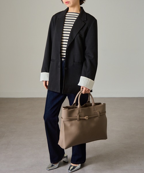 MAISON BREEZE(メゾンブリーズ)の「【MAISON BREEZE】シボレザー ベルト付きワイドトート ビジネスバッグ A4サイズ PC収納可能(トートバッグ・レディース・ブラック/グレイッシュベージュ/ダークブラウン・FREE)」の4枚目の写真