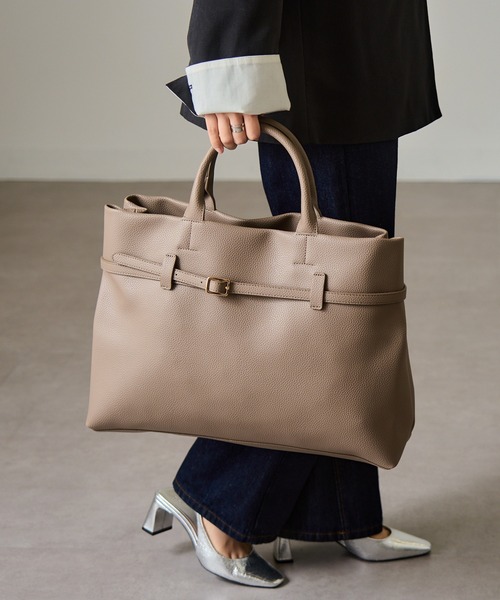 MAISON BREEZE(メゾンブリーズ)の「【MAISON BREEZE】シボレザー ベルト付きワイドトート ビジネスバッグ A4サイズ PC収納可能(トートバッグ・レディース・ブラック/グレイッシュベージュ/ダークブラウン・FREE)」の12枚目の写真