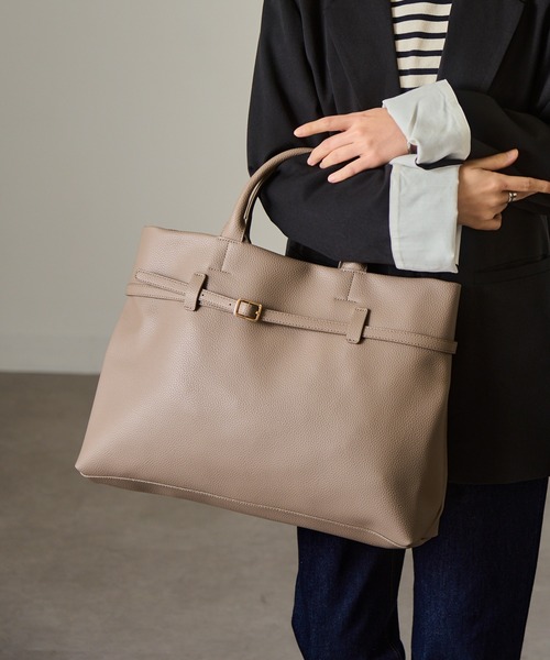 MAISON BREEZE(メゾンブリーズ)の「【MAISON BREEZE】シボレザー ベルト付きワイドトート ビジネスバッグ A4サイズ PC収納可能(トートバッグ・レディース・ブラック/グレイッシュベージュ/ダークブラウン・FREE)」の13枚目の写真