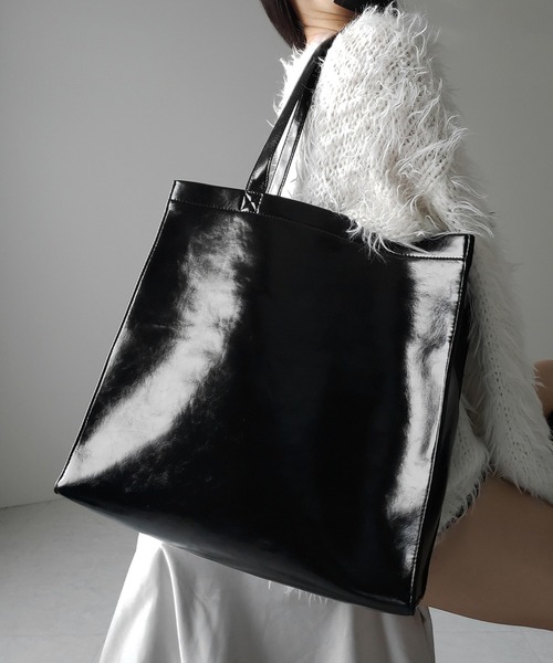me+em select（ミームセレクト）の「※※【 ２color ／ 大容量 】フェイクレザービッグスクエアトートバッグ ／ fake leather big square tote bag（トートバッグ・レディース・アイボリー/ブラック・FREE）」の2枚目の写真
